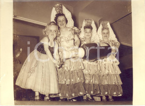1956 PARIS CIRQUE MEDRANO Nane in costume spagnolo con bottiglia di champagne