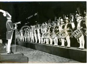 1957 PARIS Parata dei granatieri della guardia in onore della regina Elisabetta 