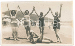 Fotografia d epoca originale 1925 ca ALASSIO Bagnanti in posa con palla  Fotografia anonima 13x8 cm 1