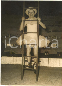 1957 PARIS CIRQUE MEDRANO Fernand RAYNAUD dans sa gag d'équilibriste *Photo