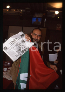 35mm vintage slide_2000ca Stefano DI MICHELE con Unità e Bandiera FORZA ITALIA 1  Diapositiva d'epoca, in formato 35 mm. CONDIZIONI: GOOD  Tutti i diritti riservati.E' severamente vietata la riproduzione. ICharta mette in vendita, sul negozio eBay e in esclusiva sul sito "icharta" il proprio archivio composto da numerose diapositive e negativi fotografici d'epoca, tutti originali e autentici, che attraversano la storia del costume italiano tra gli la fine degli anni Sessanta e Novanta.Si tratta di uno sguardo inedito sull'attualit&agrave;, la politica, la vita quotidiana, il gossip e la cultura, che fotografa il cambiamento della nazione in quest'ultimo scorcio del XX secolo. Un'occasione unica per il mercato del collezionismo, che vede finalmente disponibile un archivio eccezionale per vastit&agrave;, tematiche e condizioni, in un settore (il negativo fotografico e la diapositiva) di assoluta novit&agrave; e dalle interessanti prospettive di investimento.  originale e autentica 1