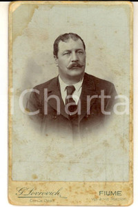 Fotografia d epoca originale 1890 ca FIUME CROAZIA Ritratto maschile con abito scuro Foto LOVROVICH CDV 1