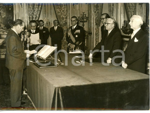 1959 ROMA Fernando TAMBRONI giura nelle mani di Giovanni GRONCHI *Foto 18x13 cm Fotografia d'epoca con didascalia coeva.  CONDIZIONI: G (ma lieve alone diffuso) FORMATO: 18x13 cm     originale e autentica 1