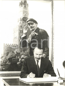 1974 ALGERIA Houari BOUMÉDIÈNE nel suo studio con un ritratto di Lenin *Foto