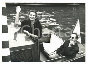 Fotografia d epoca originale 1959 VENEZIA Mostra cinema  Lee REMICK arriva in motoscafo all Hotel EXCELSIOR 1