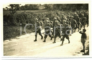 Fotografia d epoca originale 1941 WW2 ISTRIA  SISSANO Bambino guarda 412° bis Battaglione Costiero in marcia 1