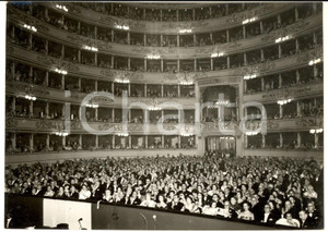 1957 MILANO TEATRO ALLA SCALA Inaugurazione - Folla per "Un ballo in maschera" Fotografia d'epoca con didascalia coeva al verso.  CONDIZIONI: FAIR (ondulazioni) CONDIZIONI: 18x13 cm    originale e autentica 1