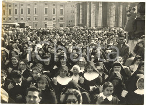 1955 ROMA Fedeli in piazza San Pietro per il 79° compleanno di papa PIO XII Foto