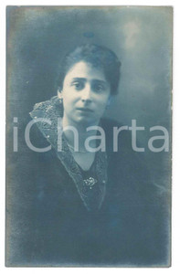 1917 VICENZA Donna con colletto in pizzo - Ritratto - Foto M. ZANETTI 9x14 cm Fotografia originale d'epoca, in formato cartolina postale, con dedica di "Ines" al verso. FAIR/discreto bruniture marginali Formato: 9x14 cm originale e autentica 1