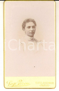 Fotografia d epoca originale 1890 ca PARIS Ritratto di donna in abito bianco Foto EugÃ¨ne PIROU CDV 1