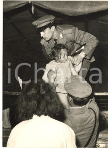 1957 ALLUVIONE POLESINE - Salvataggio di una bambina - Foto 13x18 cm Fotografia d'epoca con didascalia coeva al verso. CONDIZIONI: FAIR (sovraimpressione circolare)FORMATO: 13x18 cm     originale e autentica 1