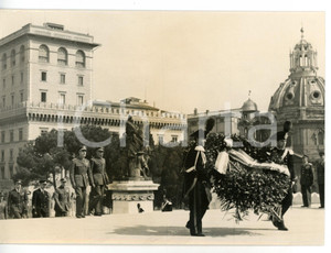 1953 ROMA Luigi Efisio MARRAS rende omaggio alla tomba del MILITE IGNOTO - Foto Fotografia d'epoca, con didascalia coeva. CONDIZIONI: GFORMATO: 18x13 cm     originale e autentica 1