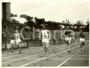 Fotografia d epoca originale 1936 MILANO PREOLIMPIONICA Atletica Leggera JÃ²zsef KOVACS vince i 200 metri Foto 1