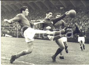 1955 ca FIRENZE CALCIO FIORENTINA-ROMA 2-0 - JULINHO in azione - Foto 18x13