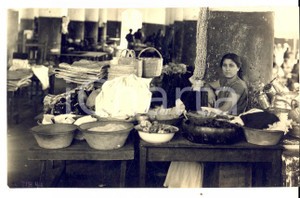 Fotografia d epoca originale 1930 ca MESSICO Bottegaia indigena espone le sue merci Foto COSTUME 16x10 1