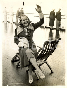 Fotografia d epoca originale 1937 PLYMOUTH UK Sonje HENIE a bordo della QUEEN MARY PATTINAGGIO 1