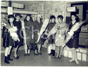 1967 MILANO CENTRALE Modelle alla stazione per la Settimana Sovietica *Foto Fotografia d'epoca con didascalia coeva.CONDIZIONI: G (ma bruniture al lato sinistro) FORMATO: 24x18 cm    originale e autentica 1