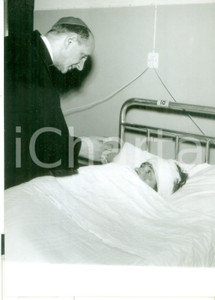 Fotografia d epoca originale 1961 MILANO Card. Giovanni MONTINI visita operai vittime di incidente stradale 1