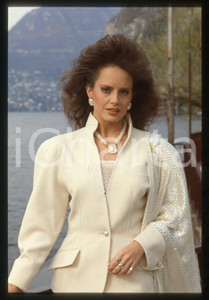 35mm vintage slide* 1988 CAMPIONE D'ITALIA Cecilia BOLOCCO - MISS UNIVERSO (5)  Diapositiva d'epoca, in formato 35 mm. CONDIZIONI: GOOD Tutti i diritti riservati.E' severamente vietata la riproduzione. ICharta mette in vendita, sul negozio eBay e in esclusiva sul sito "icharta" il proprio archivio composto da numerose diapositive e negativi fotografici d'epoca, tutti originali e autentici, che attraversano la storia del costume italiano tra gli la fine degli anni Sessanta e Novanta.Si tratta di uno sguardo inedito sull'attualit&agrave;, la politica, la vita quotidiana, il gossip e la cultura, che fotografa il cambiamento della nazione in quest'ultimo scorcio del XX secolo. Un'occasione unica per il mercato del collezionismo, che vede finalmente disponibile un archivio eccezionale per vastit&agrave;, tematiche e condizioni, in un settore (il negativo fotografico e la diapositiva) di assoluta novit&agrave; e dalle interessanti prospettive di investimento.  originale e autentica 1