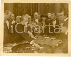 1921 USA Silent film "Without limit" - Roulette scene - Set photo (4) 26x20 cm Fotografia originale d'epoca, con didascalia al verso. VERY POOR/gravemente danneggiato piccoli fori angolari; piegature evidenti; danni da umiditÃ  ai margini Formato: 26x20 cm originale e autentica 1