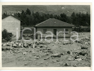 1957 ALLUVIONE IN VAL DI SUSA Campagne e case allagate *Fotografia 18x13 cm Fotografia d'epoca con didascalia coeva.  CONDIZIONI: G (ma lievi sovraimpressioni) FORMATO: 18x13 cm     originale e autentica 1