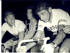 1956 CICLISMO Fausto COPPI e Guido MESSINA reduci dal Tour de France *Foto 18x13 Fotografia d'epoca con didascalia coeva al verso. CONDIZIONI: G (ma lieve sovraimpressione e minime macchie di inchiostro)      originale e autentica 1