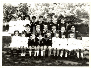 Fotografia d epoca originale 1969 MILANO Scuola via VALDAGNO Ritratto di classe elementare Foto 24x18 1