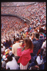 35mm vintage slide* 1993 DENVER STADIUM People at visit of Giovanni Paolo II  Diapositiva d'epoca, in formato 35 mm.CONDIZIONI: GOODE' severamente vietata la riproduzione. Tutti i diritti sono riservati.Nella diapositiva ICharta mette in vendita, sul negozio eBay e in esclusiva sul sito "icharta" il proprio archivio composto da numerose diapositive e negativi fotografici d'epoca, tutti originali e autentici, che attraversano la storia del costume italiano tra gli la fine degli anni Sessanta e Novanta.Si tratta di uno sguardo inedito sull'attualit&agrave;, la politica, la vita quotidiana, il gossip e la cultura, che fotografa il cambiamento della nazione in quest'ultimo scorcio del XX secolo. Un'occasione unica per il mercato del collezionismo, che vede finalmente disponibile un archivio eccezionale per vastit&agrave;, tematiche e condizioni, in un settore (il negativo fotografico e la diapositiva) di assoluta novit&agrave; e dalle interessanti prospettive di investimento.  FAIR/discreto   originale e autentica 1