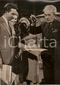 Fotografia d epoca originale 1956 LASCIA O RADDOPPIA Lauro BORDIN usa il pendolo per scegliere busta Foto 1