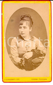 Fotografia d epoca originale 1880 ca VERONA Ritratto di donna con abito a quadretti Foto CODOGNATO CDV 1
