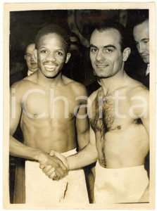 1954 LONDON BOXE Jake TULI and Nazzareno GIANNELLI at the weigh-in *Photo