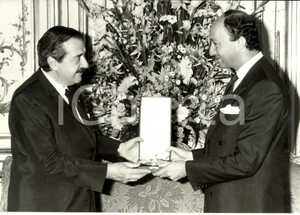Fotografia d epoca originale 1985 PARIS Raul ALFONSIN consegna onorificenza a Laurent FABIUS Foto 1