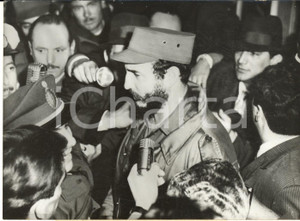 1959 BUENOS AIRES Cuban Prime Minister Fidel CASTRO dogged by journalists *Photo