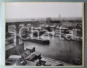 1900 ca NEWCASTLE-UPON-TYNE - View - Albumen aerial photo 30x24 cm  Fotografia d'epoca originale, stampata all'albumina e montata su cartoncino.Margine sinistro telato.CONDIZIONI: F (lievi increspature superficiali)FORMATO: 30x24 cm     originale e autentica 1