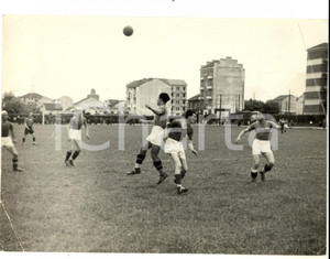 Fotografia d epoca originale 1950 ca MILANO PERIFERIA Una partita di calcio giovanile Foto VINTAGE 24x18 1