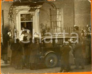 Fotografia d epoca originale 1936 LONDON Stanley BALDWIN Premier leaving DOWNING STREET DAMAGED Photograph 1