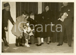 Fotografia d epoca originale 1939 MILANO Consegna doni Befana fascista alla fabbrica di biciclette BIANCHI 1