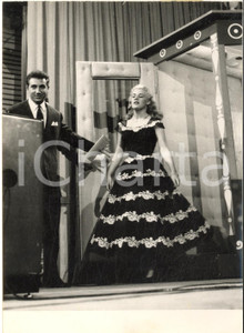 1956 LASCIA O RADDOPPIA? Mike BONGIORNO con la valletta Paola BOLOGNANI *Foto 