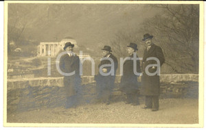 Fotografia d epoca originale 1930 Santuario di OROPA Visitatori con la chiesa nuova Foto cartolina VINTAGE 1