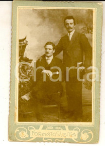 Fotografia d epoca originale 1900 ca AREA ITALIANA Coppia di fratelli in uno studio Foto VINTAGE visita 1
