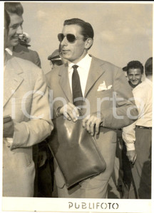 1954 MILANO Il campionissimo Fausto COPPI in arrivo da Bruxelles *Foto Fotografia d'epoca con didascalia coeva al verso. CONDIZIONI: FAIR (aloni)FORMATO: 13x18 cm     originale e autentica 1