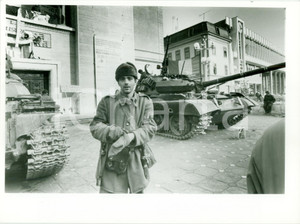 Fotografia d epoca originale 1989 TIMISOARA ROMANIAN REVOLUTION Carri armati presidiano TEATRUL NATIONAL Foto 1