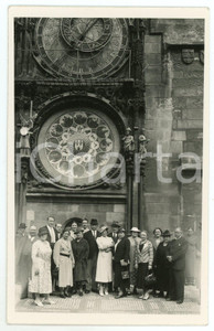 1937 PRAGUE (CZECH REPUBLIC) Group with the Astronomical Clock *Photo MRAZ 9x14  Vera fotografia d'epoca, in formato cartolina postale, con didascalia e timbro del fotografo al verso.CONDIZIONI: GFORMATO: 9x14 cmFOTOGRAFO: Mraz - Praha    originale e autentica 1