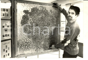 Fotografia d epoca originale 1985 RIEDISHEIM F Michel KUENEMANN con un opera di 3000 francobolli Foto 1