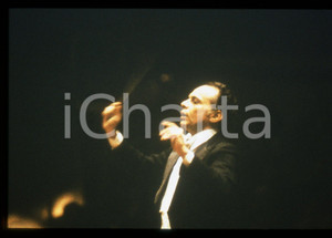35mm vintage slide* 1985 ca MUSICA CLASSICA Lorin MAAZEL dirige l'orchestra (1)  Diapositiva d'epoca, in formato 35 mm.CONDIZIONI: GOOD Tutti i diritti riservati.E' severamente vietata la riproduzione. ICharta mette in vendita, sul negozio eBay e in esclusiva sul sito "icharta" il proprio archivio composto da numerose diapositive e negativi fotografici d'epoca, tutti originali e autentici, che attraversano la storia del costume italiano tra gli la fine degli anni Sessanta e Novanta.Si tratta di uno sguardo inedito sull'attualit&agrave;, la politica, la vita quotidiana, il gossip e la cultura, che fotografa il cambiamento della nazione in quest'ultimo scorcio del XX secolo. Un'occasione unica per il mercato del collezionismo, che vede finalmente disponibile un archivio eccezionale per vastit&agrave;, tematiche e condizioni, in un settore (il negativo fotografico e la diapositiva) di assoluta novit&agrave; e dalle interessanti prospettive di investimento.  originale e autentica 1