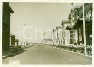 Fotografia d epoca originale 1939 OSTIA RM Bambini sul lungomare DUCA DEGLI ABRUZZI per visita DUCE Foto 1