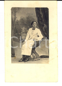 Fotografia d epoca originale 1920 ca MILANO Ritratto di giovane donna in abito bianco Foto CARDANO via Sarpi 1