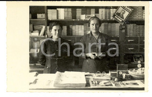 Fotografia d epoca originale 1960 ca BRUGHERIO Commesse in una merceria Foto cartolina VINTAGE 1