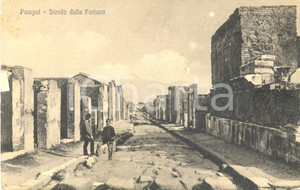 Cartolina originale da collezione 1920 ca POMPEI (NA) Custodi sorvegliano Strada della FORTUNA *Cartolina FP NV 1