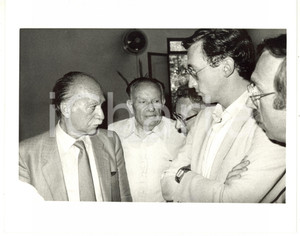 1985 ca ROMA Ufficio Stampa MSI - Giorgio ALMIRANTE con Gianfranco FINI - Foto Fotografia di agenzia. CONDIZIONI: FAIR (scritta al verso sovraimpressa)FORMATO: 25x20 cm    originale e autentica 1